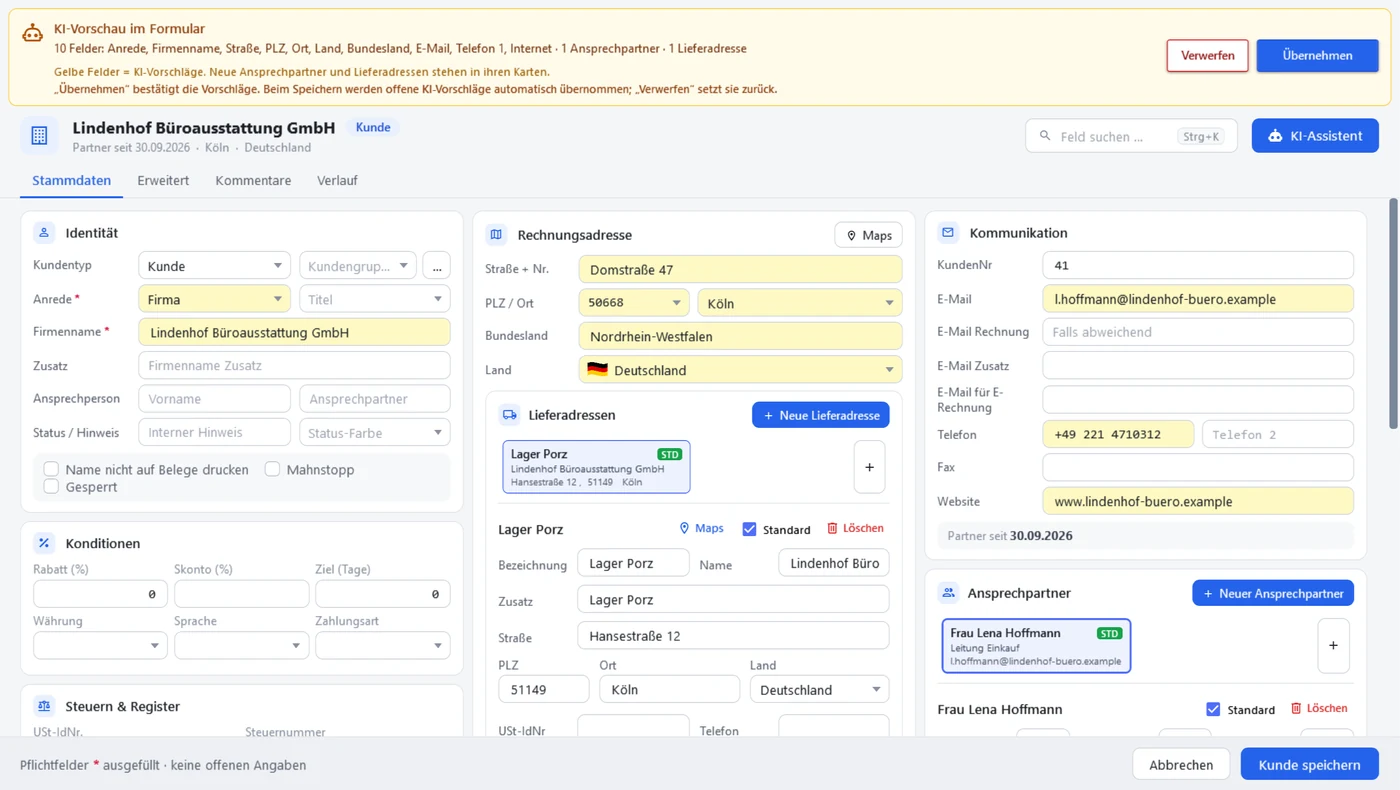 Kundenformular mit dem Band „KI-Vorschau im Formular“: zehn gelb markierte Felder wie Anrede, Firmenname, Straße, PLZ, Ort, E-Mail, Telefon und Website, dazu ein Ansprechpartner und eine Lieferadresse, rechts die Knöpfe Verwerfen und Übernehmen
