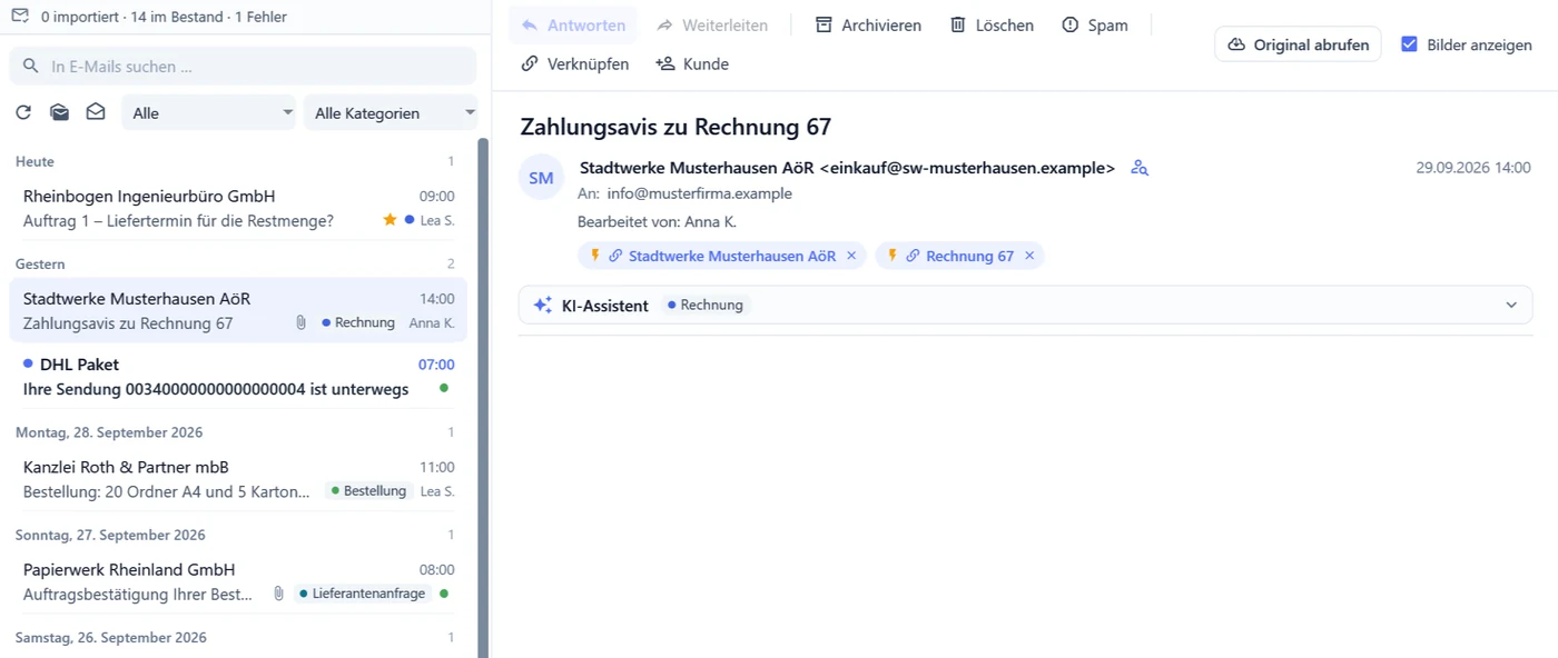 E-Mail-Modul in OfficeOmni: links die Mailliste nach Tagen gruppiert mit Kategorien wie Rechnung, Bestellung, Lieferantenanfrage und Reklamation sowie Kürzeln der Bearbeiter; rechts eine geöffnete Mail „Zahlungsavis zu Rechnung 67“ mit automatischen Verknüpfungen zum Kunden Stadtwerke Musterhausen AöR und zu Rechnung 67, Bearbeiterin und der Karte KI-Assistent mit der Kategorie Rechnung