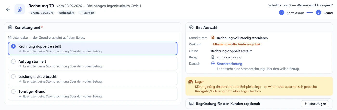 Assistent Rechnung korrigieren, Schritt 2 für die Korrekturart Rechnung vollständig stornieren: Gründe Rechnung doppelt erstellt, Auftrag storniert, Leistung nicht erbracht und Sonstiger Grund; rechts „Ihre Auswahl“ mit Wirkung mindernd und Beleg Stornorechnung sowie der Hinweis zum Lager
