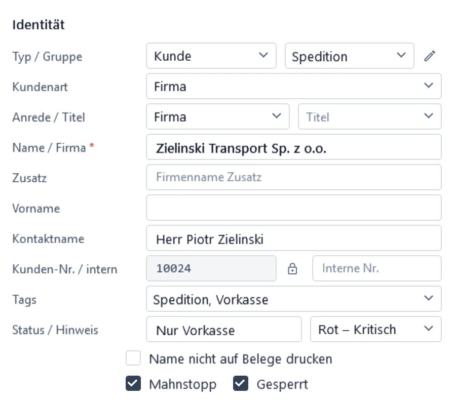 Abschnitt Identität der Kundenakte: Zeile Status / Hinweis mit dem Text „Nur Vorkasse“ und der Auswahl „Rot – Kritisch“, darunter die Haken „Name nicht auf Belege drucken“, „Mahnstopp“ und „Gesperrt“ – Mahnstopp und Gesperrt sind gesetzt