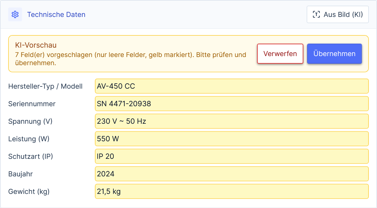 Die Karte Technische Daten mit sieben gelb markierten KI-Vorschlägen und dem Band KI-Vorschau mit Verwerfen und Übernehmen
