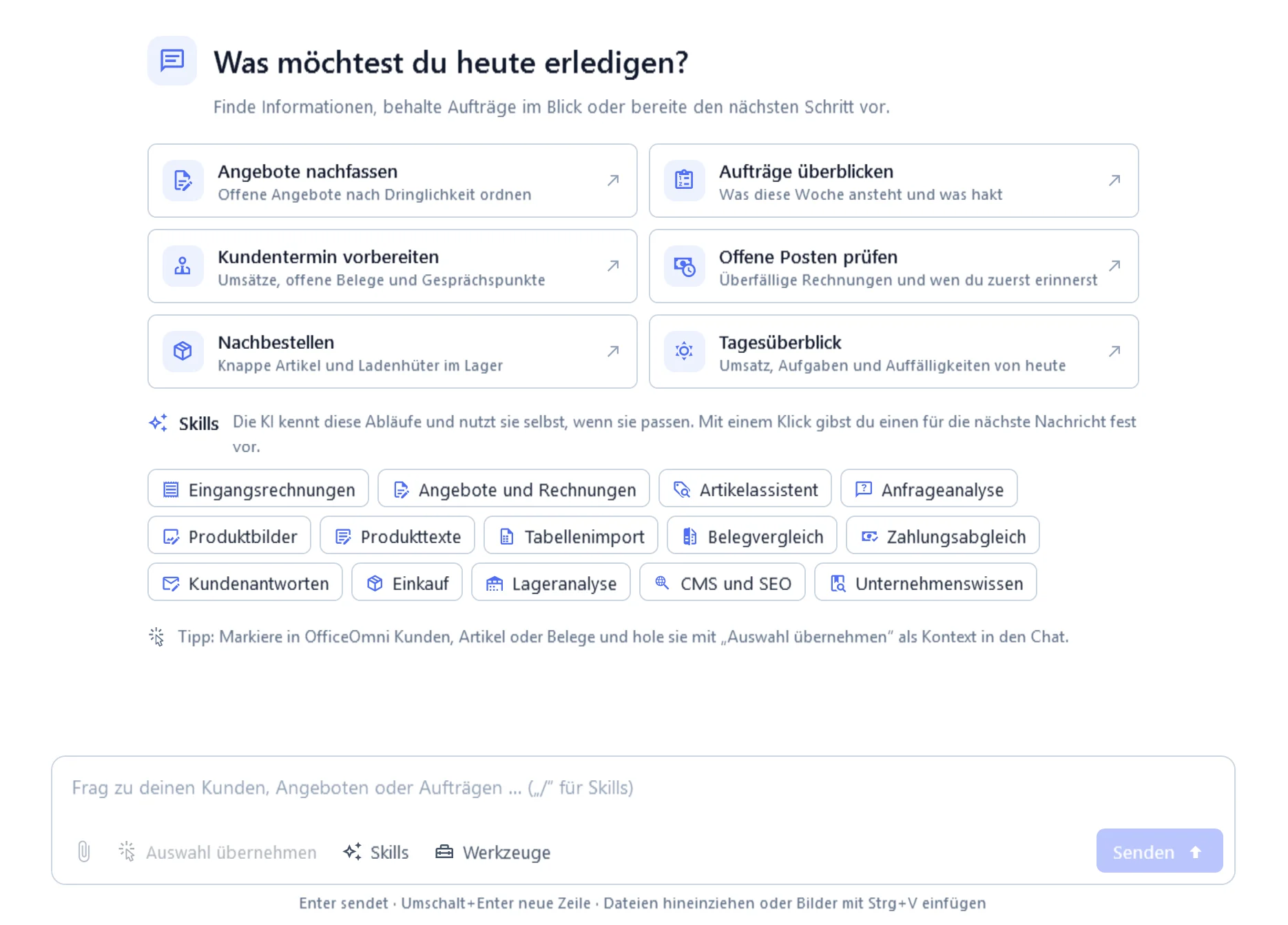 KI-Chat in OfficeOmni: sechs Startvorschläge wie Angebote nachfassen und Offene Posten prüfen, darunter 14 Skills von Eingangsrechnungen bis Unternehmenswissen und das Eingabefeld mit Anhang und Auswahl übernehmen