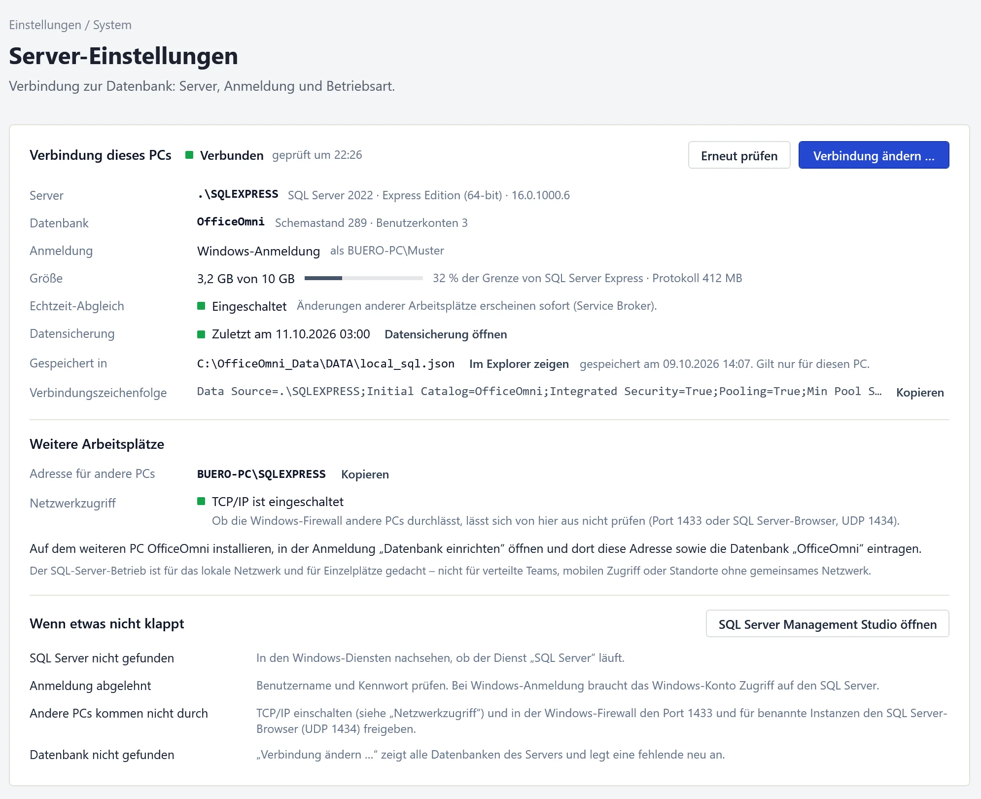 Seite Server-Einstellungen in OfficeOmni bei eigenem SQL Server: Zustand der Verbindung, Server mit Edition, Datenbank, Größe gegen die Express-Grenze, Echtzeit-Abgleich, Datensicherung und Adresse für weitere Arbeitsplätze