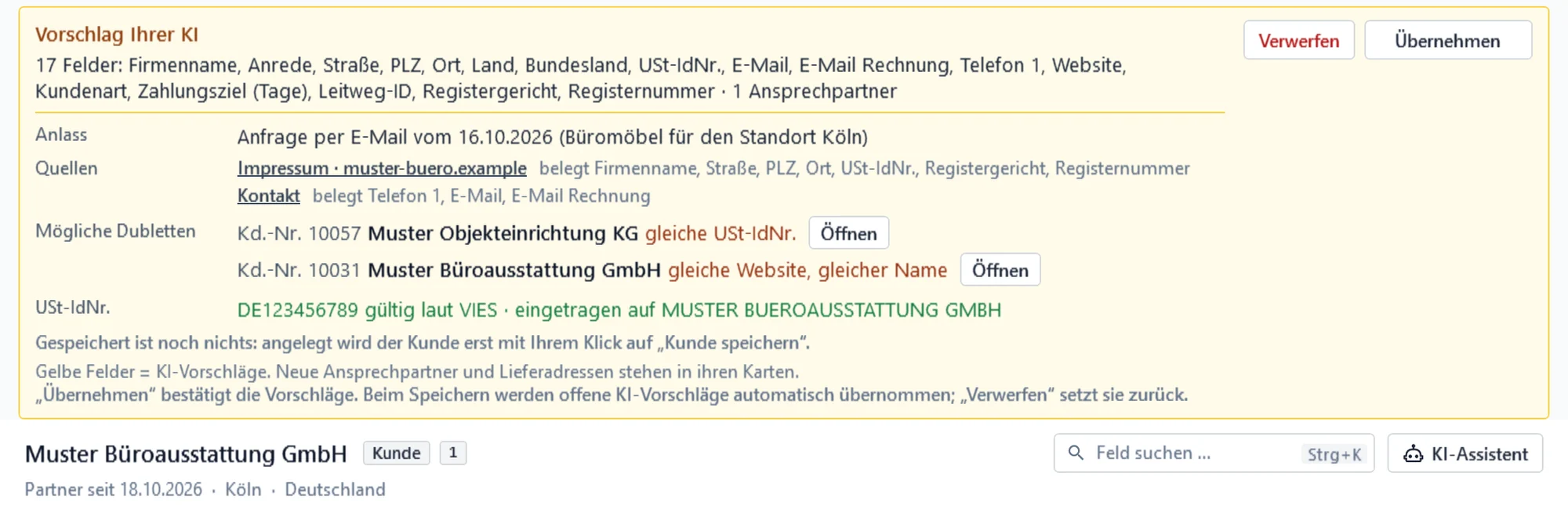 Kundenmaske in OfficeOmni mit dem Band Vorschlag Ihrer KI: Anlass, Quellen je Feld, zwei mögliche Dubletten mit dem Knopf Öffnen und die laut VIES gültige USt-IdNr. des neuen Kunden