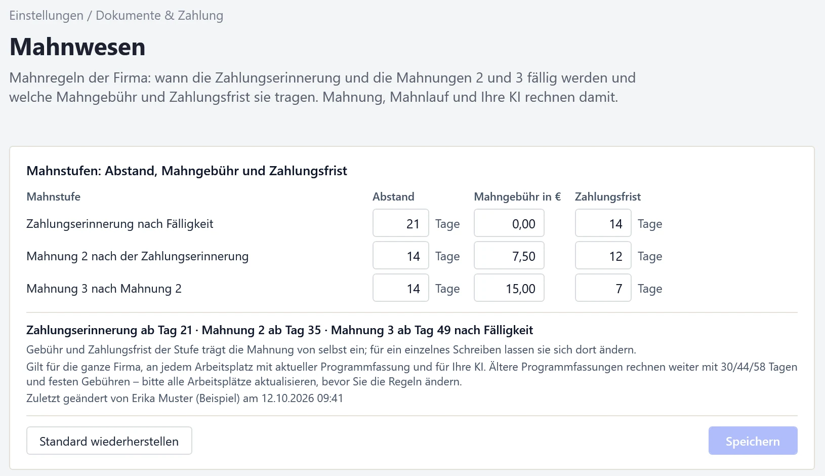 Einstellungsseite Mahnwesen mit der Tabelle der Mahnstufen samt Abstand, Mahngebühr und Zahlungsfrist. Die Zahlungserinnerung kostet nichts, Mahnung 2 kostet 7,50 Euro, Mahnung 3 kostet 15,00 Euro.